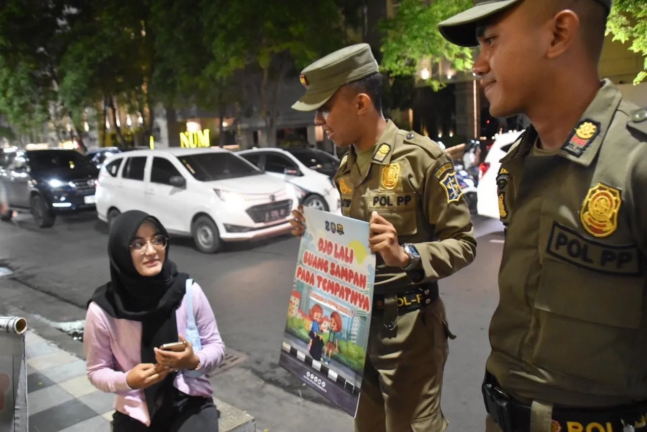 Satpol PP Surabaya Sosialisasikan Perda Trotoar