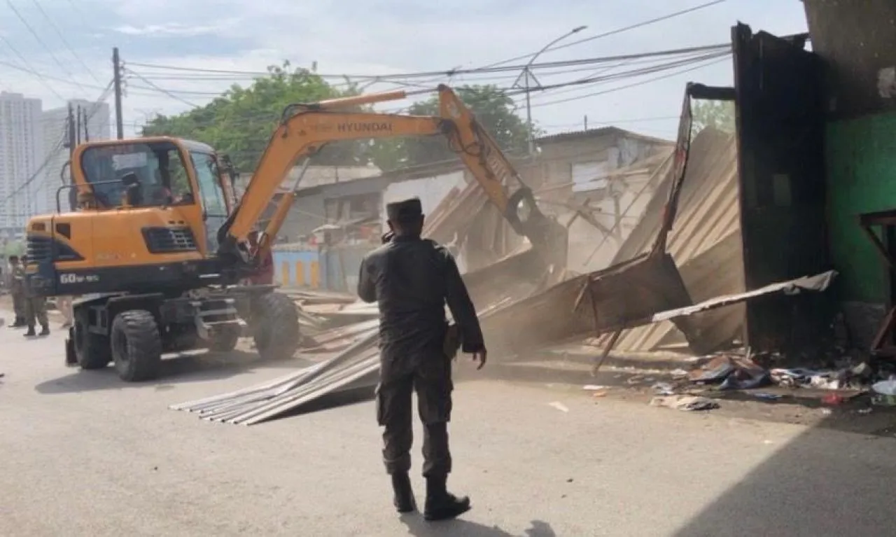 Satpol PP Surabaya Tertibkan Belasan Bangli di bawah Jembatan Layang Tambak Mayor