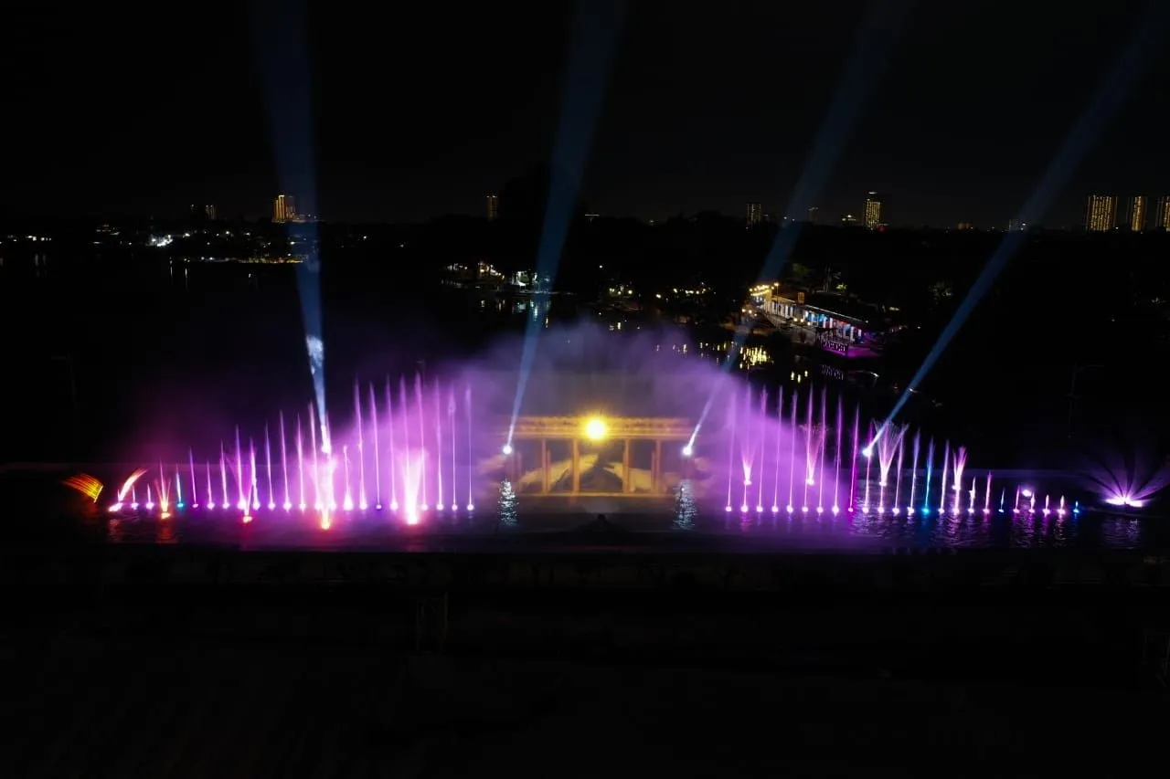 Pesta Tahun Baru di Jembatan Suroboyo, Kembang Api dan Water Laser