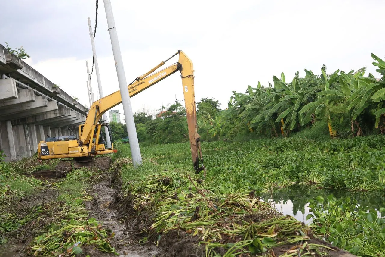 Akhirnya, Pemkot Surabaya Nekat Bersihkan Kali Perbatasan Demi Warga Tidak Banjir