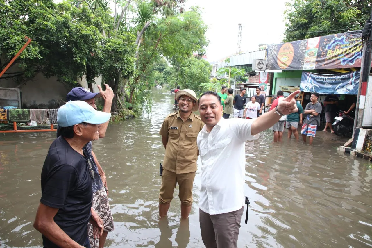 Wali Kota Eri Seharian Pantau Penanganan Banjir di Surabaya