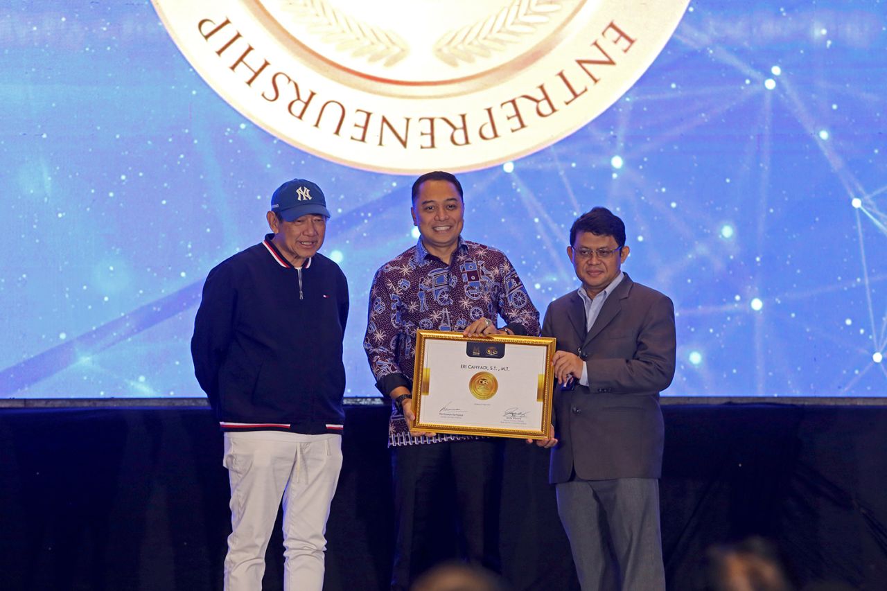 Wali Kota Eri Cahyadi Raih Penghargaan Prestisius dari MarkPlus Institute