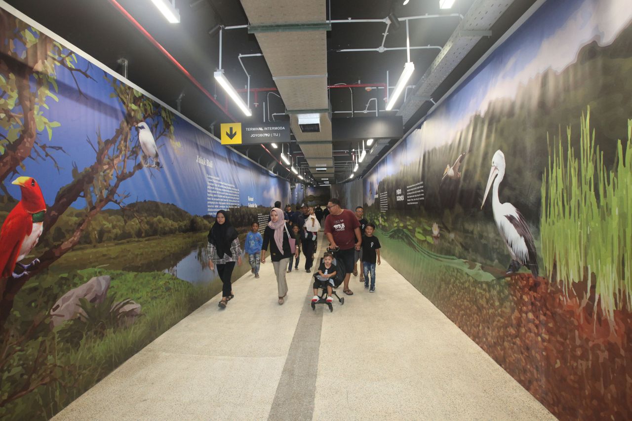 Foto: Terminal Intermoda Joyoboyo (TIJ) ini, pengunjung bisa parkir kendaraan, lalu berjalan kaki melalui terowongan menuju Kebun Binatang