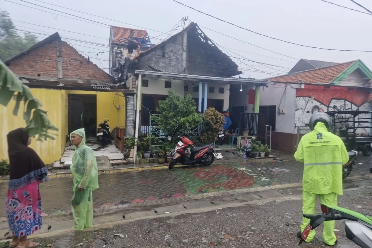 Badai Surabaya! Angin Puting Beliung Hantam Belasan Rumah