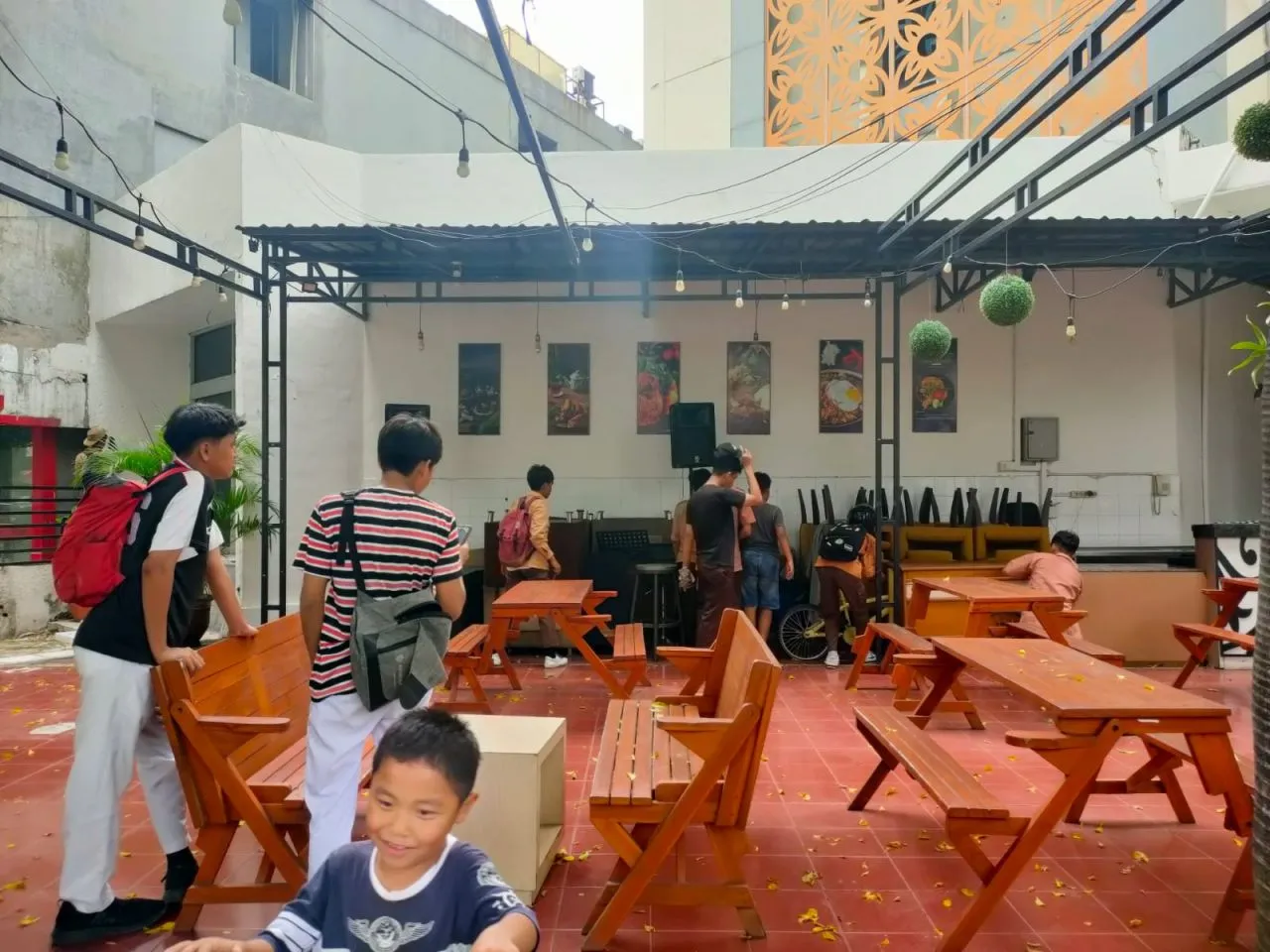 Puluhan Remaja Surabaya Buru Koin Langka di Halaman Hotel Ternama