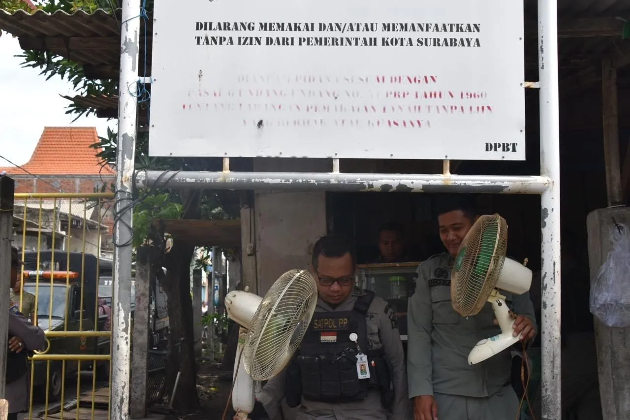 Satpol PP Surabaya Tertibkan Puluhan Bangli di Tambak Wedi