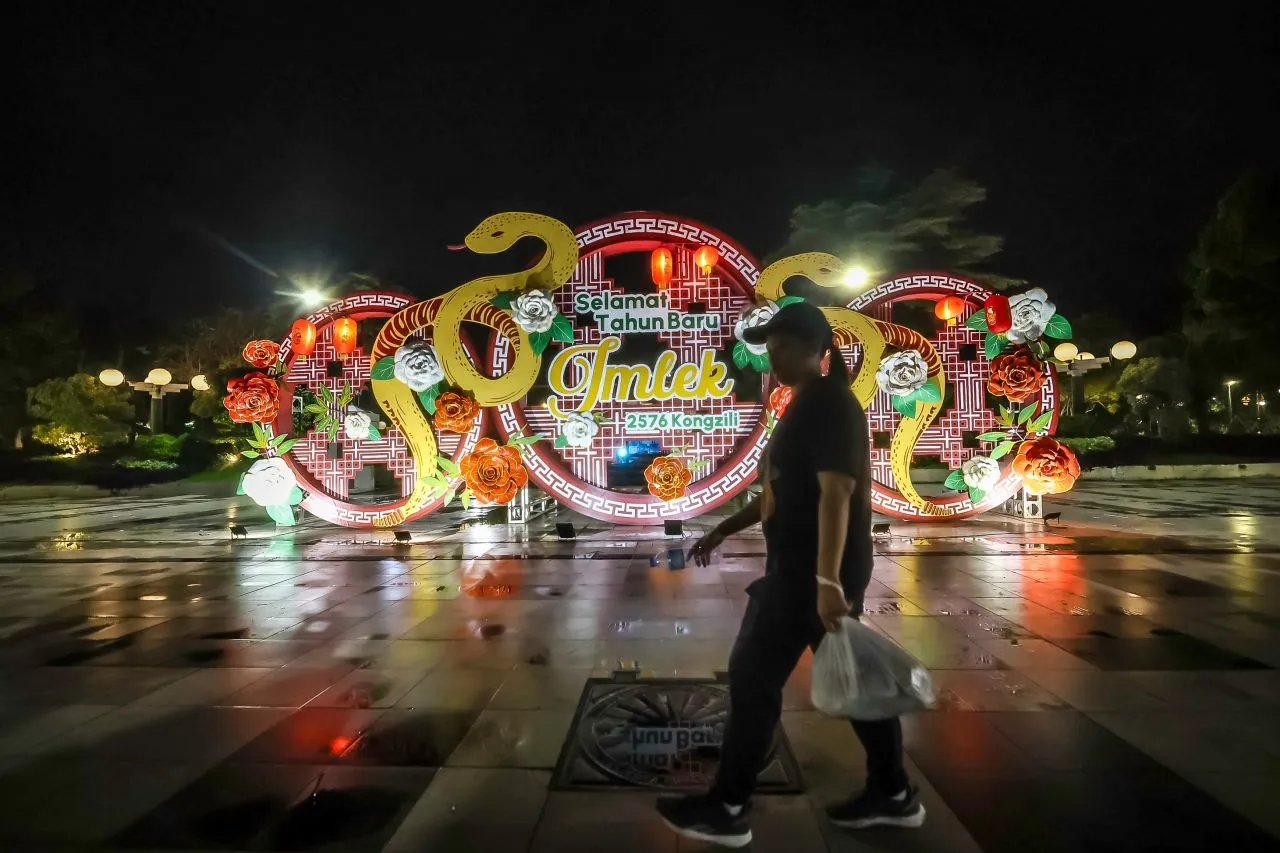 Pemkot Surabaya Pasang Ornamen Imlek di Berbagai Titik