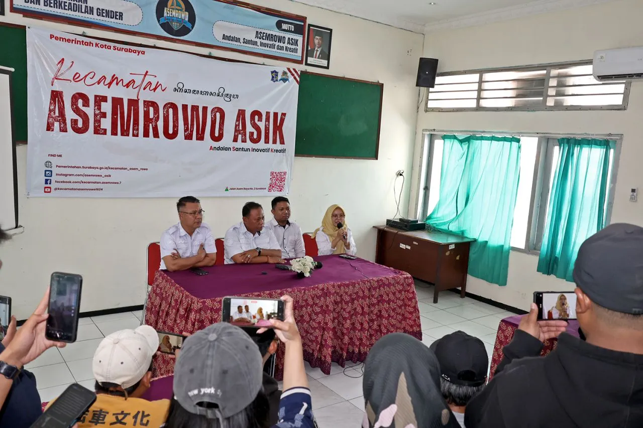 Protes Penertiban Bangunan Liar, Ormas Geruduk Kantor Camat Asemrowo Surabaya