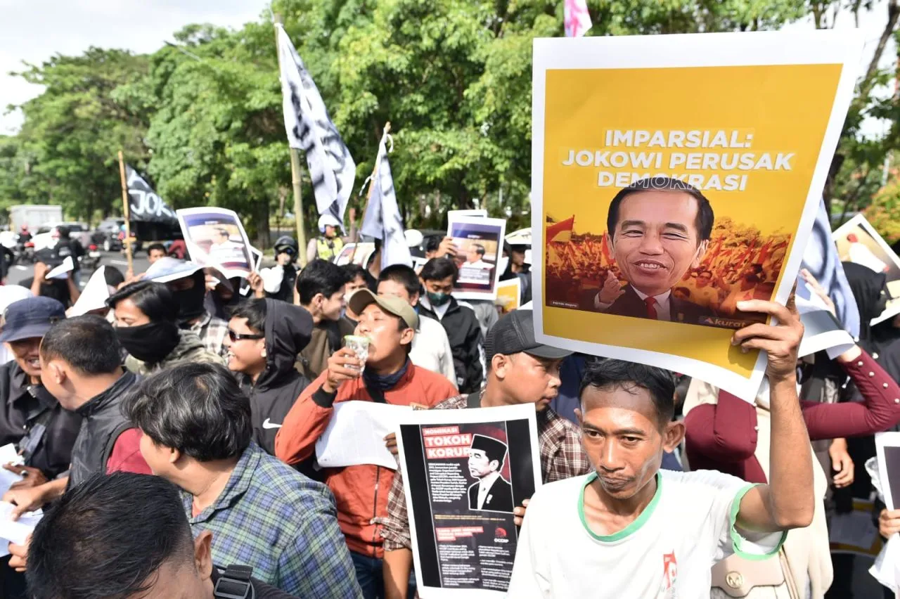 Demo Mapolda Jatim, GAS : Minta Polisi Periksa Jokowi dan Keluarga Atas Dugaan KKN