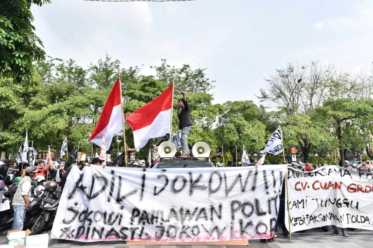 Ratusan Demonstran Kepung Polda Jatim, Tuntut Penuntasan Kasus Korupsi dan "Adili Jokowi"