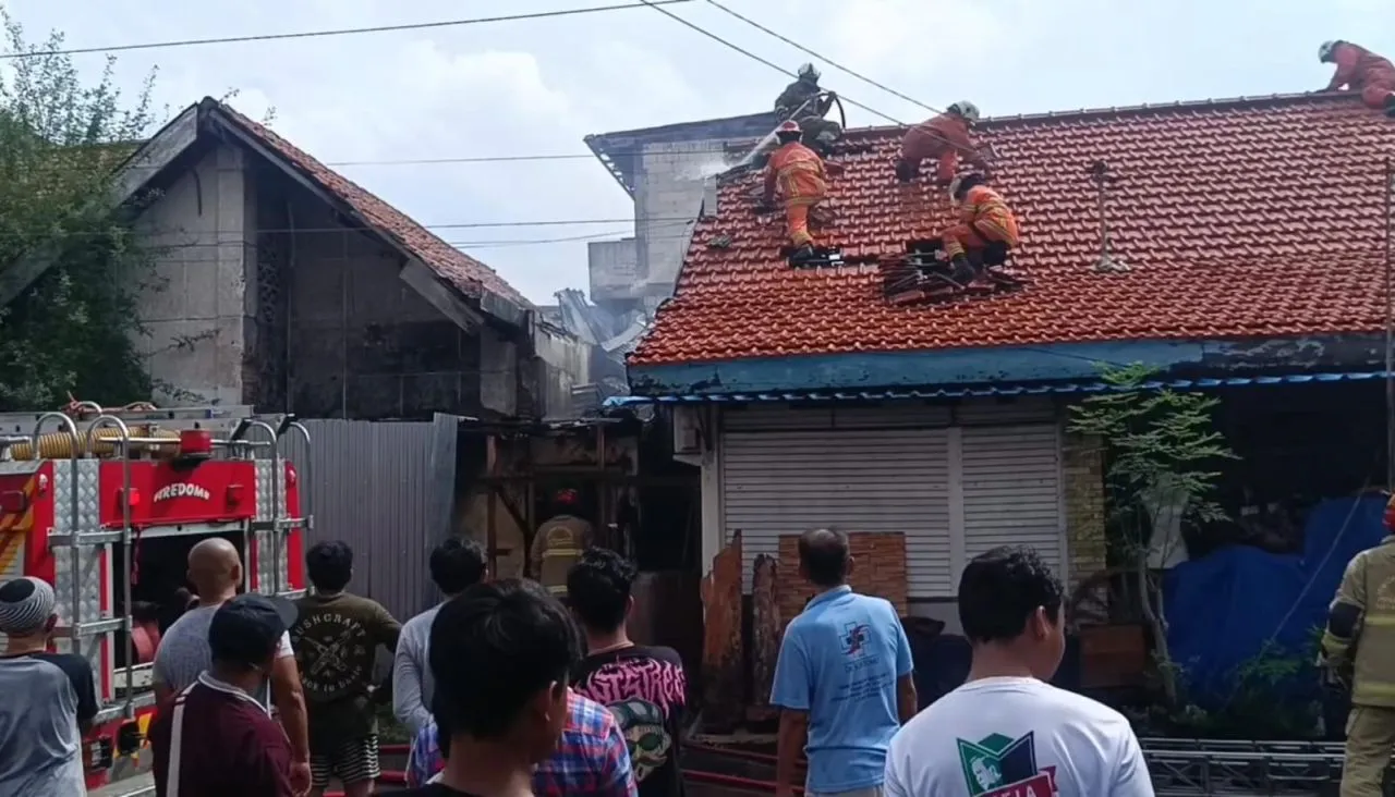 10 Mobil PMK Surabaya Diterjunkan ke Lokasi Bekas Pitrad Jalan Comal