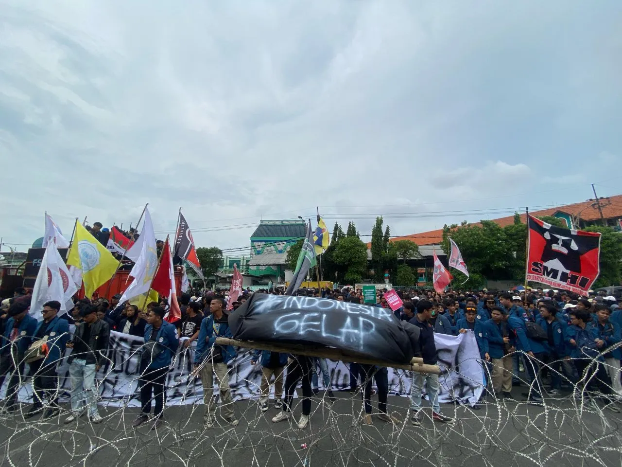 Mahasiswa Surabaya Bakar Keranda, Tolak Efisiensi Anggaran Pendidikan