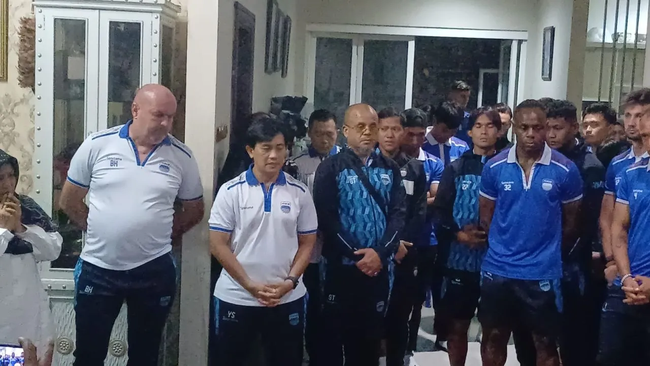 Turut Berdukacita, Pemain dan Staf Persib Takziah ke Rumah Rachmad Irianto
