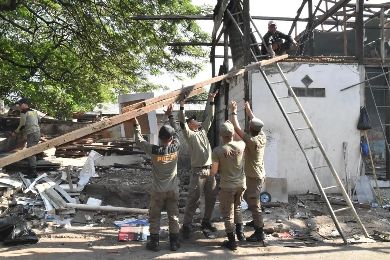 Pemkot Surabaya Tertibkan Bangli di Tenggilis Mejoyo