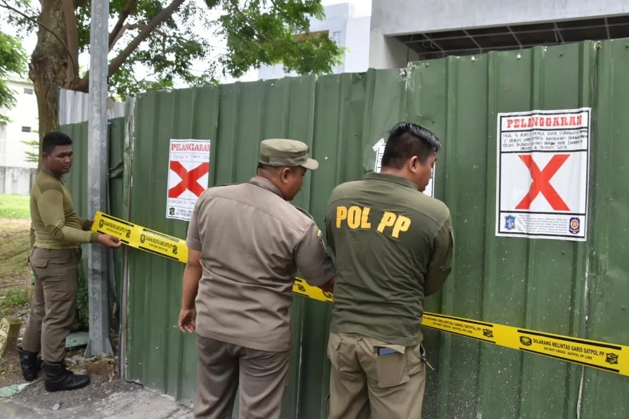 Satpol PP Surabaya Segel Delapan Bangunan Ilegal