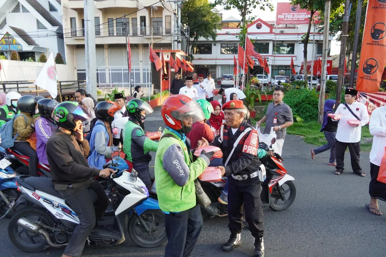 PDIP Jatim Bagikan 500 Paket Takjil Setiap Hari Selama Ramadan