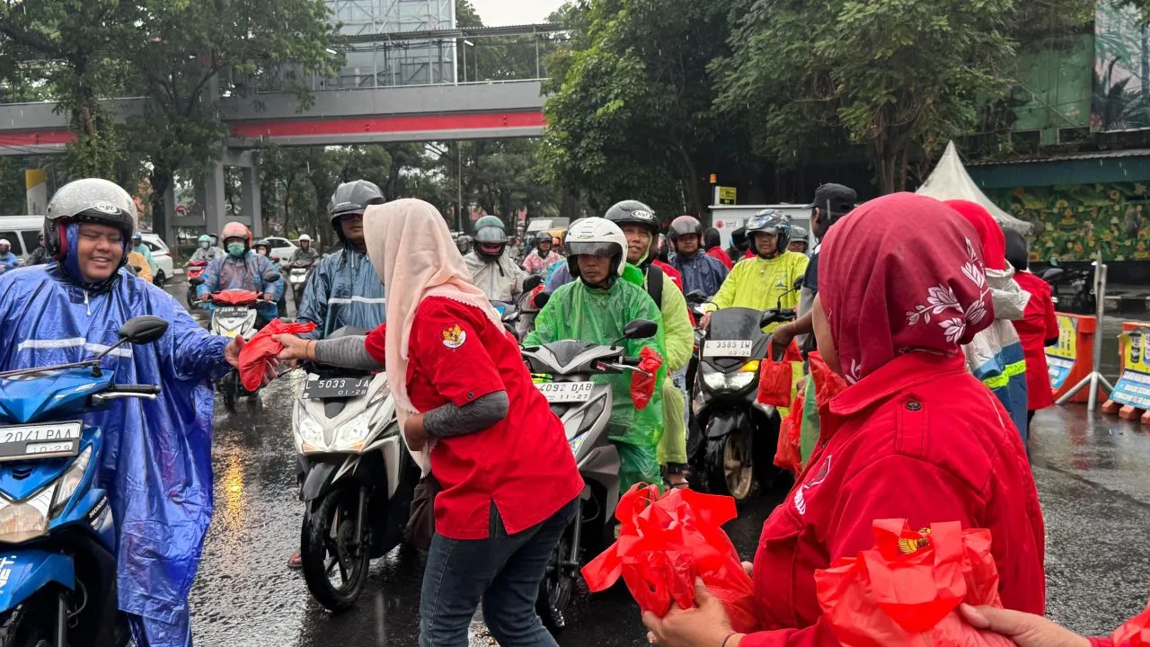 Sarinah PDIP Surabaya Berbagi Takjil dan Kampanye Cegah Stunting di Bulan Ramadan
