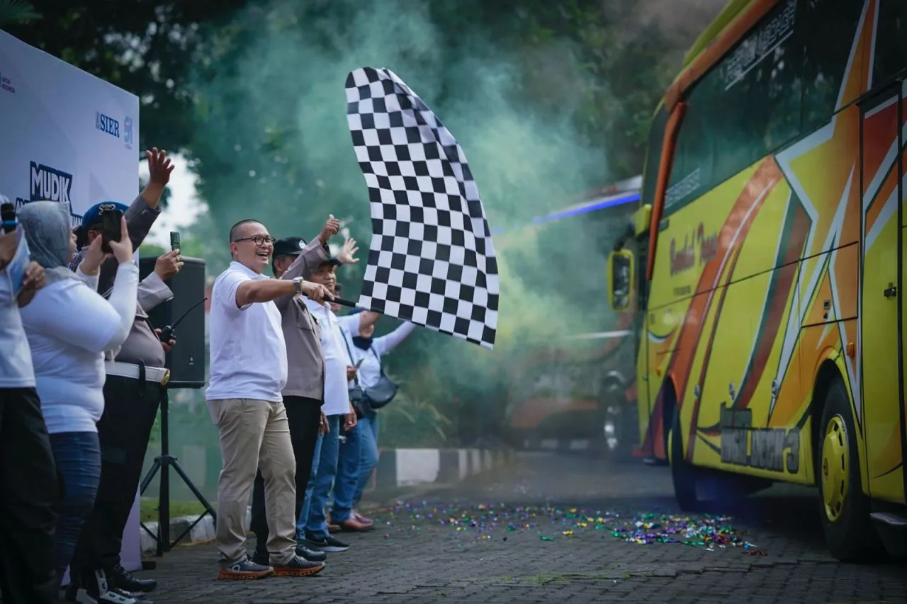 Dirut Didik Prasetiyono Lepas Keberangkatan Mudik Gratis PT SIER dengan Bus
