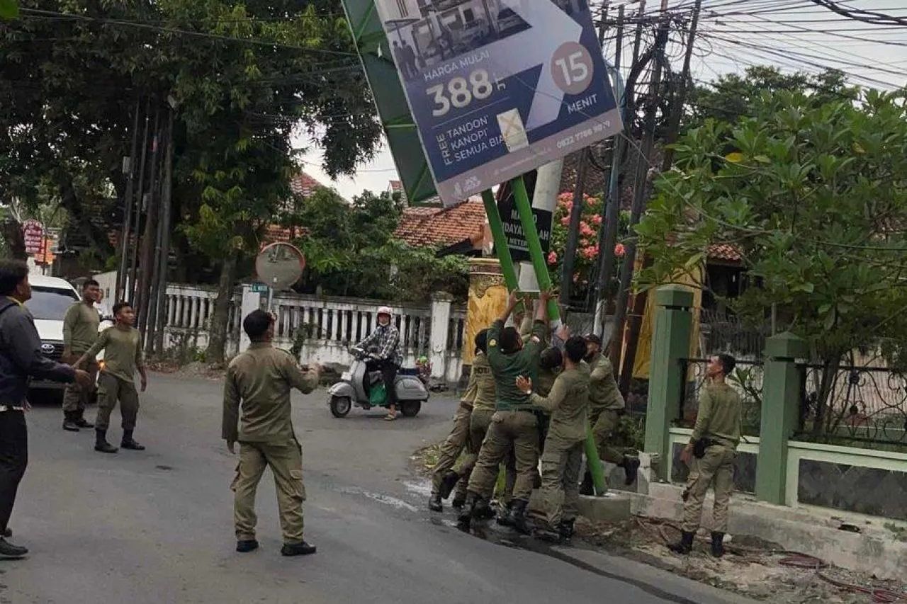 Satpol PP Surabaya "Penggal" Sebuah Reklame di Jalan Raya Made, Ini Alasannya