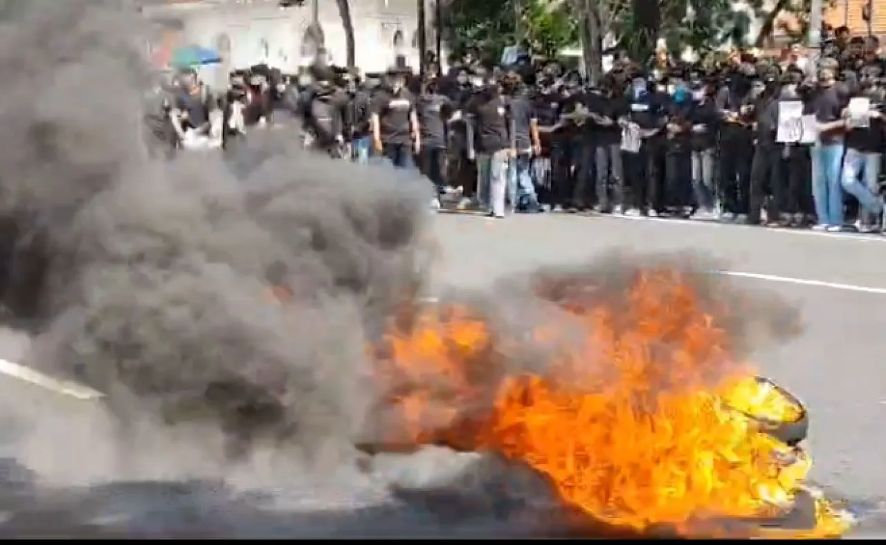 Massa Front Anti Militer Gelar Aksi Demo Penolakan UU TNI di Surabaya