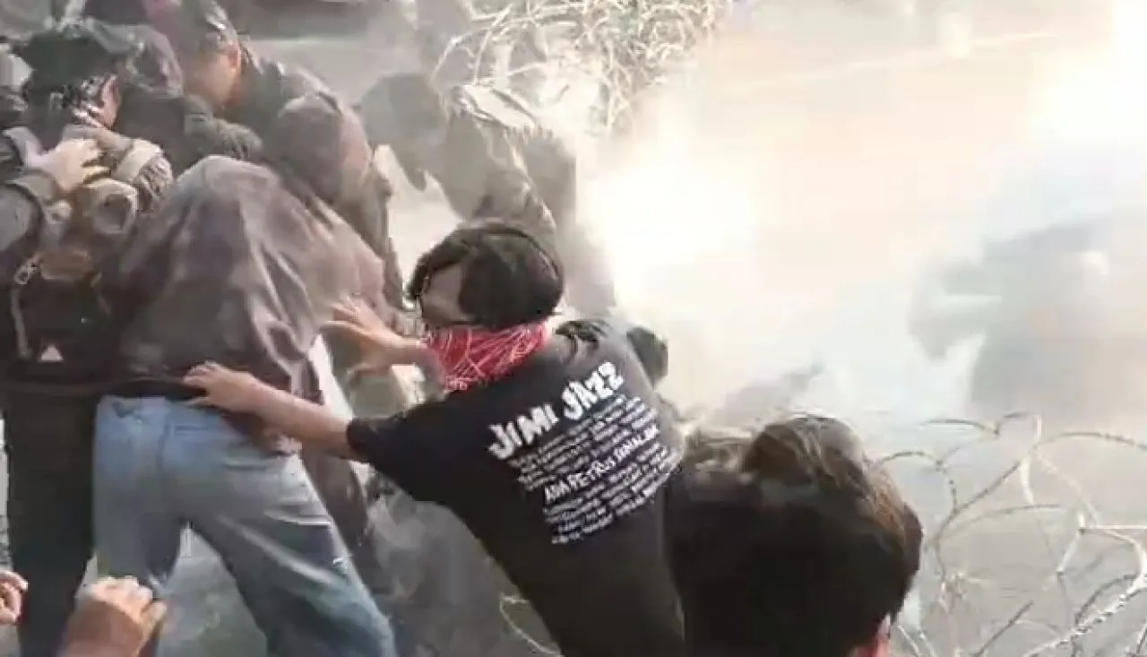 AJI Surabaya Kecam Polisi yang Pukul dan Intimidasi Jurnalis Saat Meliput Demo Tolak UU TNI