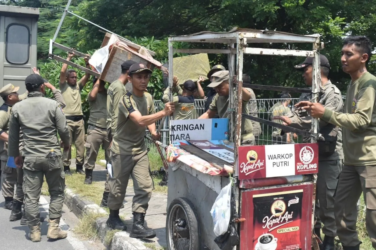 Satpol PP Surabaya Kembali Tertibkan 129 PKL Jembatan Suramadu 