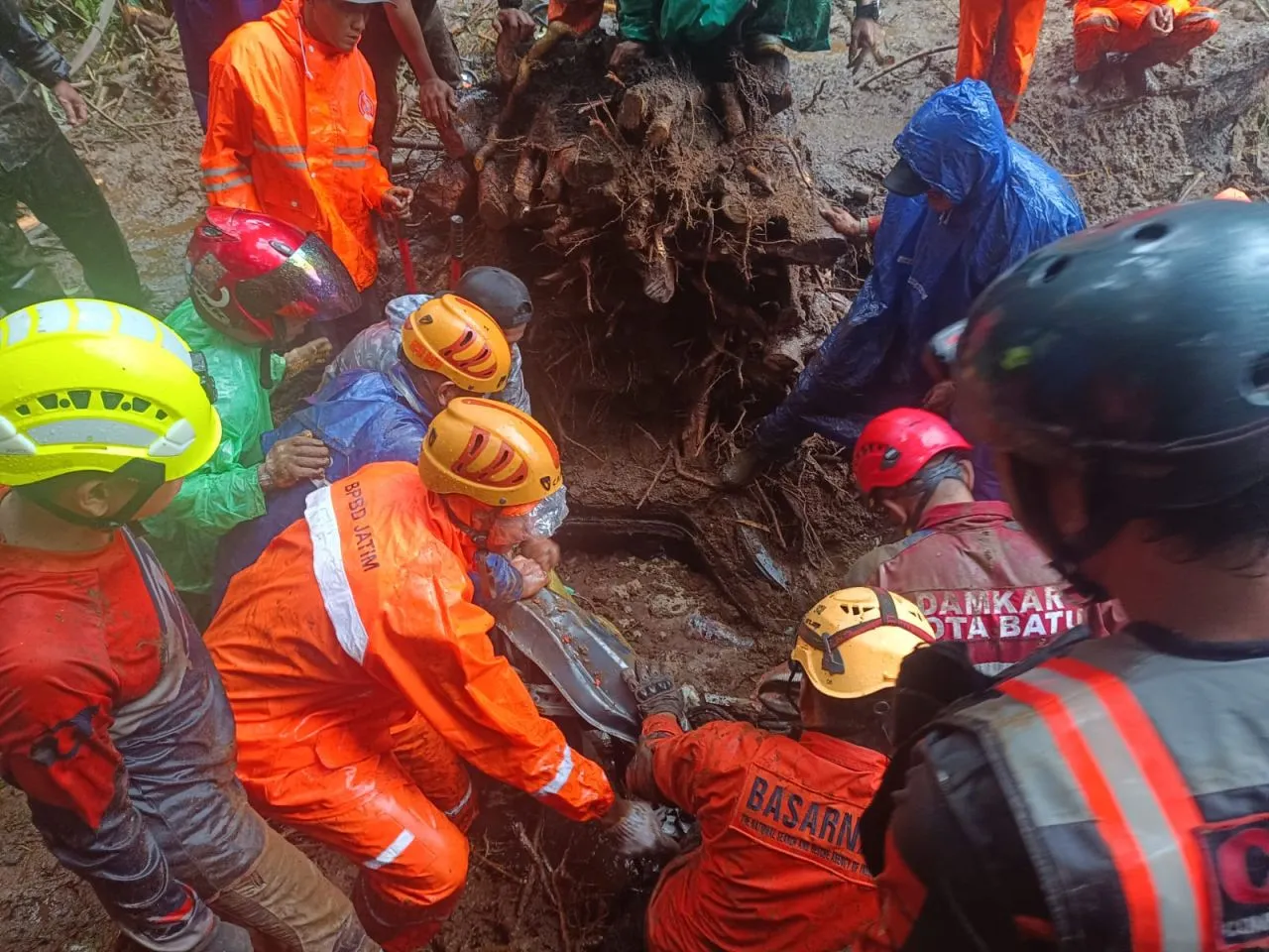 Longsor di Cangar Pacet: Tim SAR Evakuasi 10 Jasad Korban