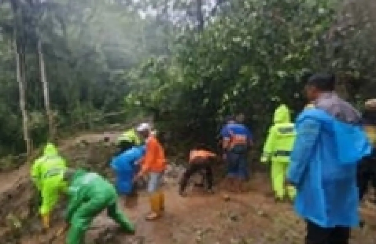Longsor di Jalur Cangar Pacet: Dua Mobil Tertimbun dan Jalur Ditutup