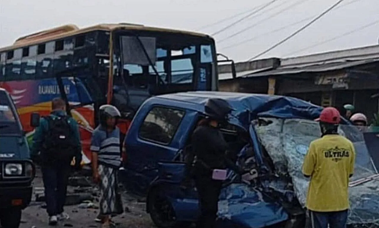 Daftar Korban Kecelakaan Bus vs Mobil Rombongan Umrah di Gresik