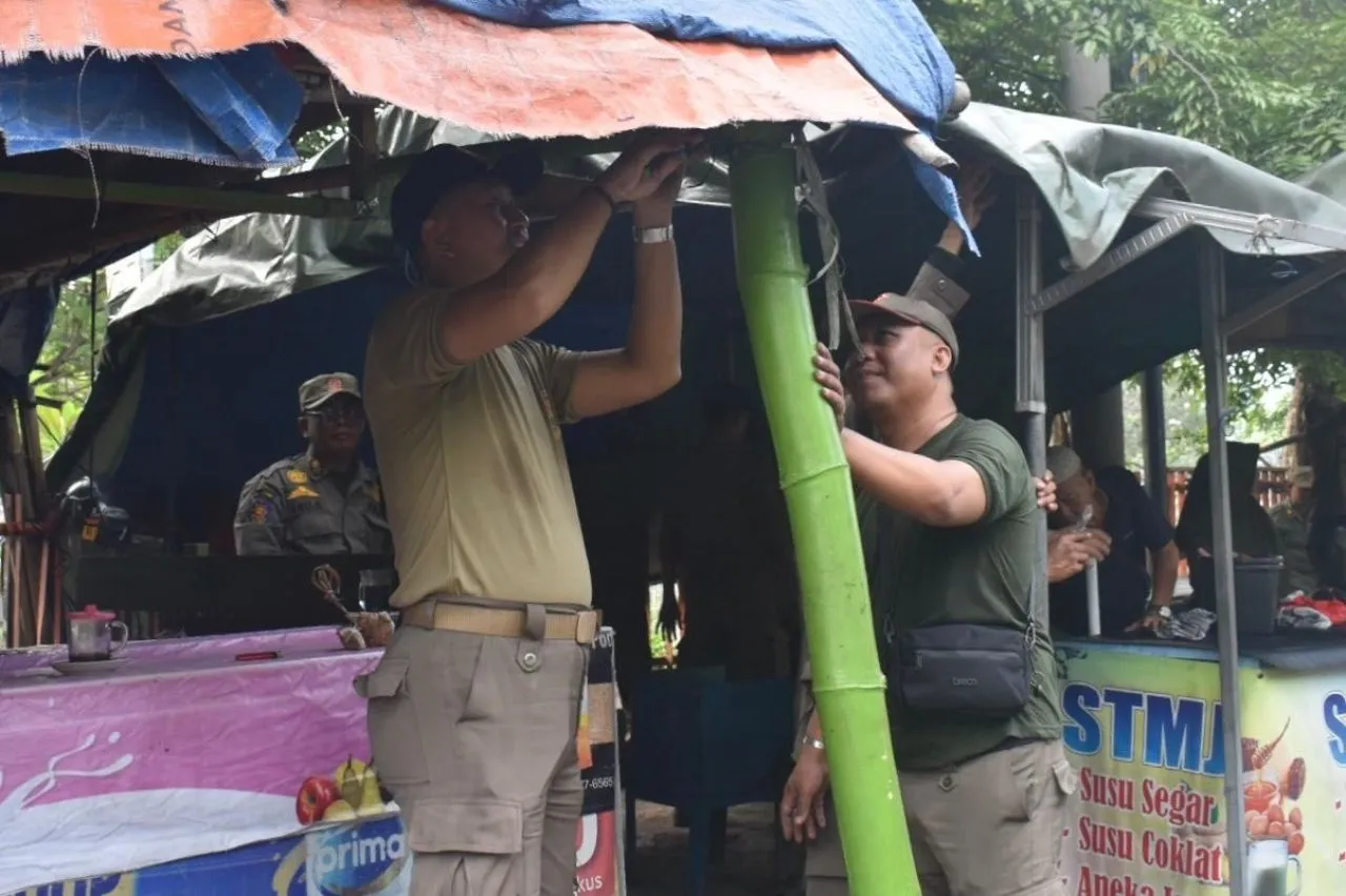 Satpol PP Surabaya Tertibkan 30 PKL di Kawasan Klenteng Mbah Ratu