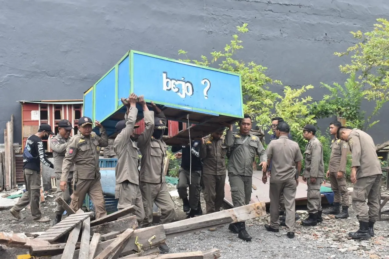 Giliran Bekopon di Petomon yqng Dirobohkan Satpol PP Surabaya