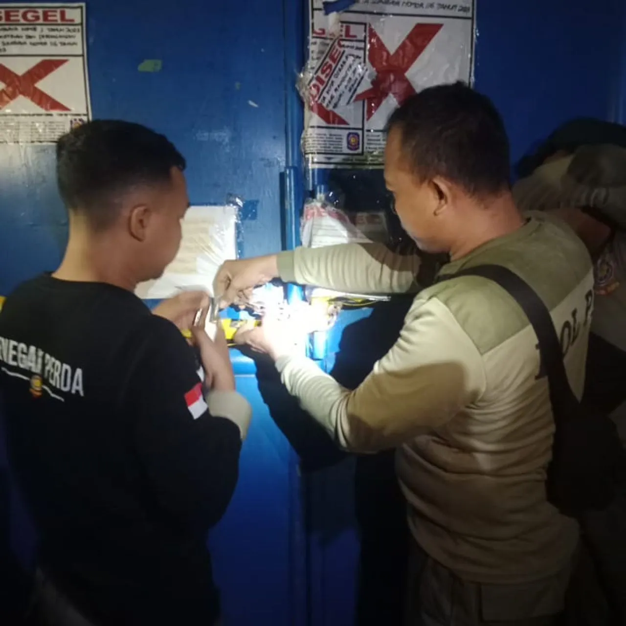 Polisi Kembali Segel Gudang CV Sentoso Seal, Aktivitas Produksi Terungkap
