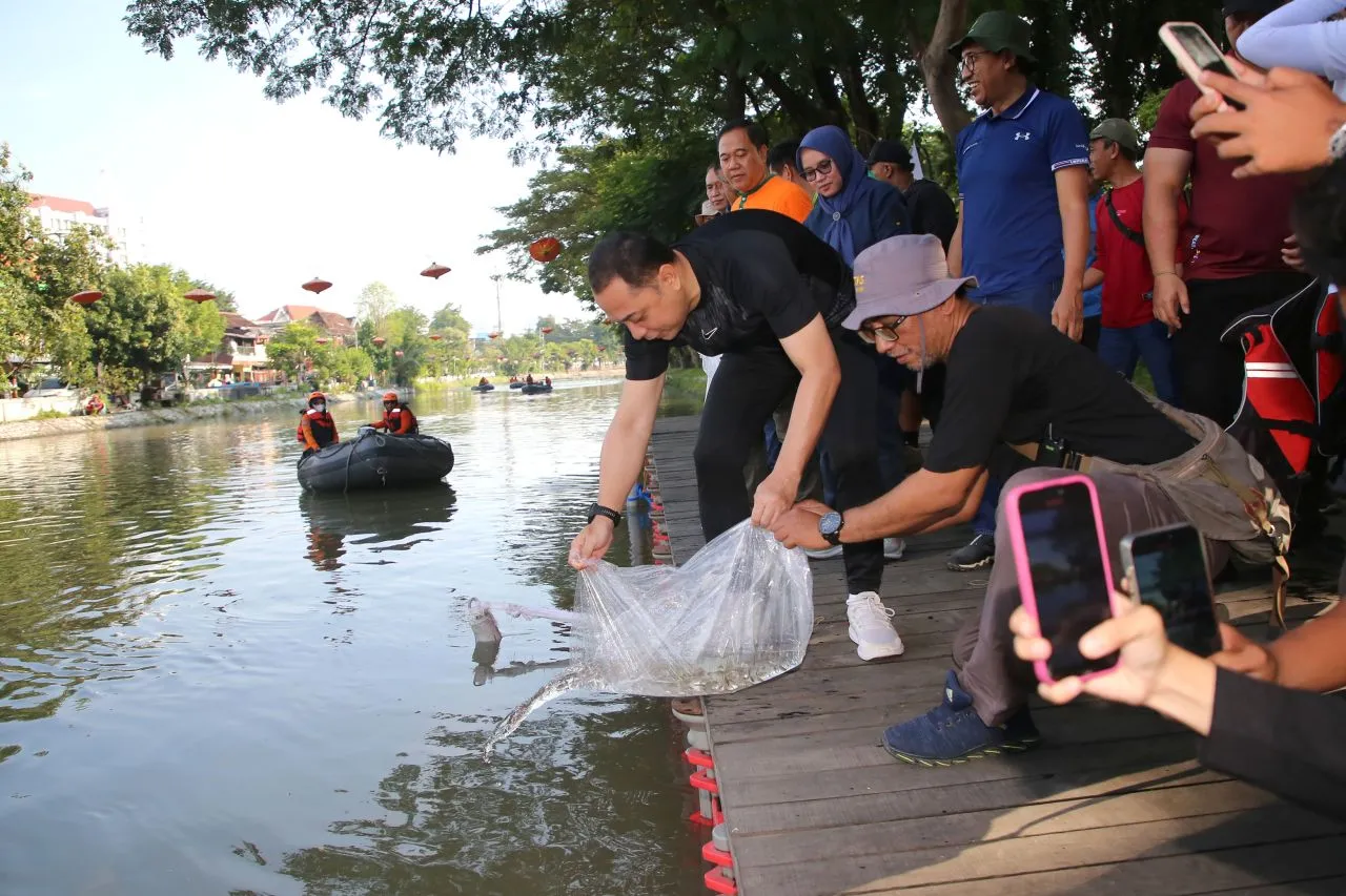 Pemkot Surabaya Bersama PDAM dan Potas Bersihkan Sungai Kalimas