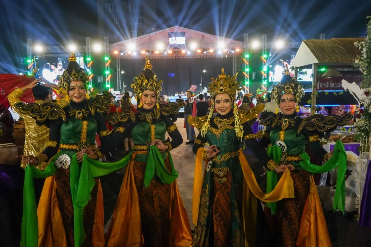 PLN UID Jatim Turunkan Tim Rujak Sakti Nyi Roro Kidul di Festival Rujak Uleg