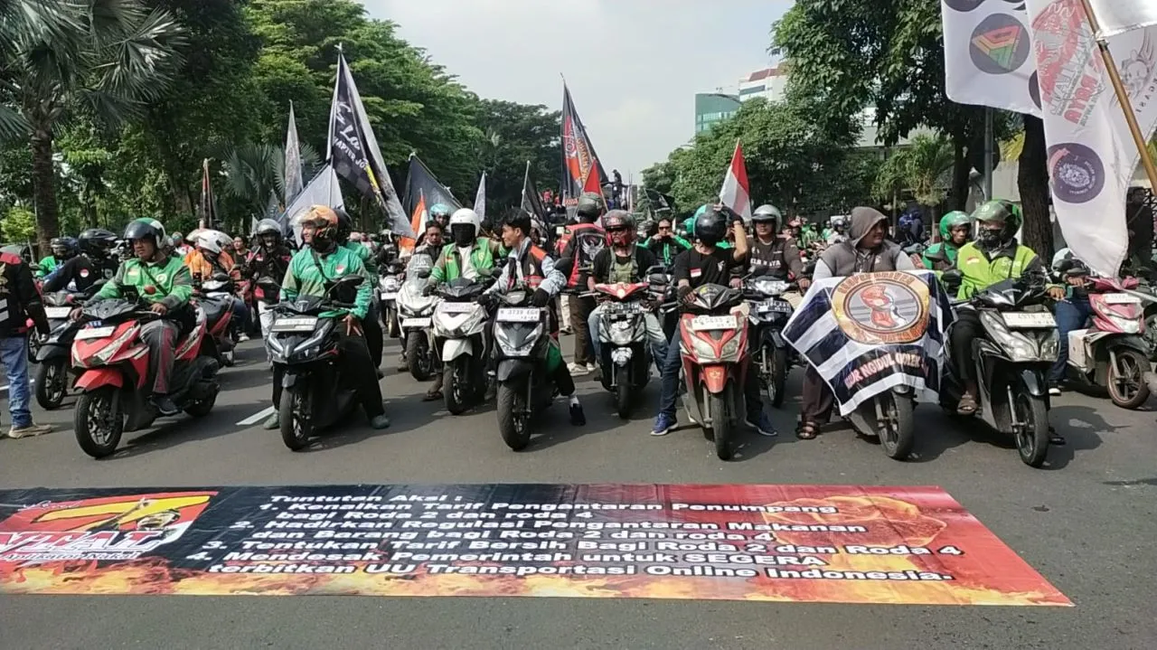 Ribuan Ojol Surabaya Gelar Aksi Demo di Kantor Dishub dan Aplikator