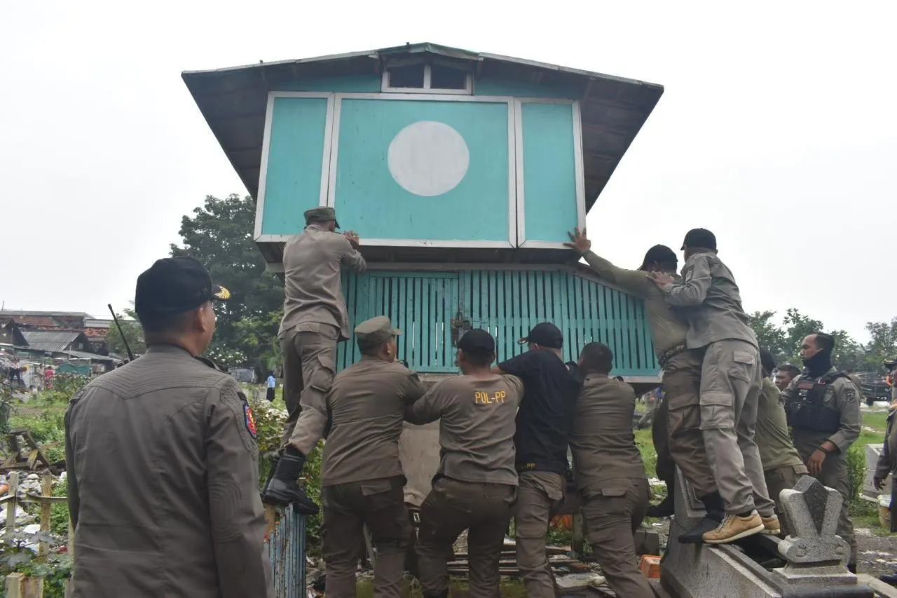 Giliran Bekupon di TPU Rangkah Dibongkar Satpol PP Surabaya