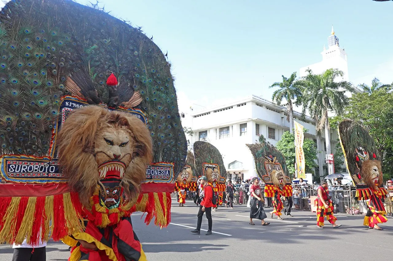 Ribuan Warga Tumpah Ruah Saksikan Parade Vaganza Surabaya 2025