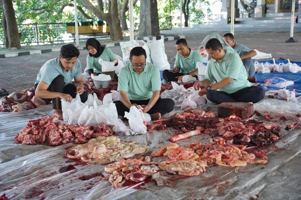 SIER Salurkan 1.100 Paket Daging Kurban ke Warga dan Mitra PIER