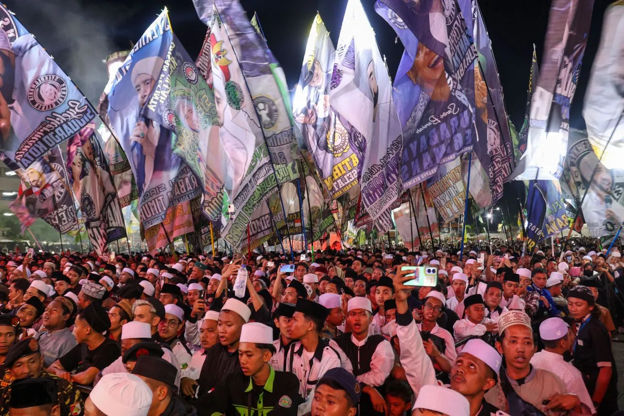 Ribuan Warga Surabaya Padati SBEC Sholawatan Bersama Habib Syech