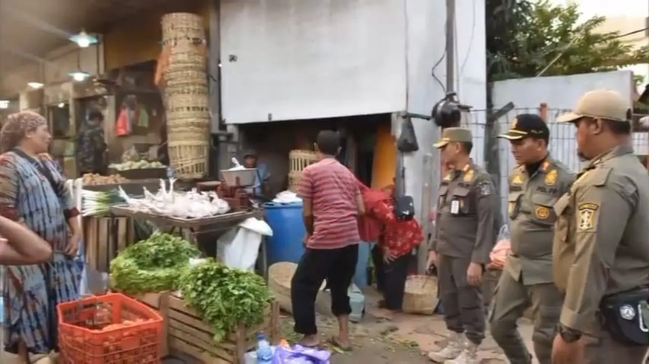 Satpol PP Surabaya Tertibkan Pedagang di Trotoar Pasar Keputran