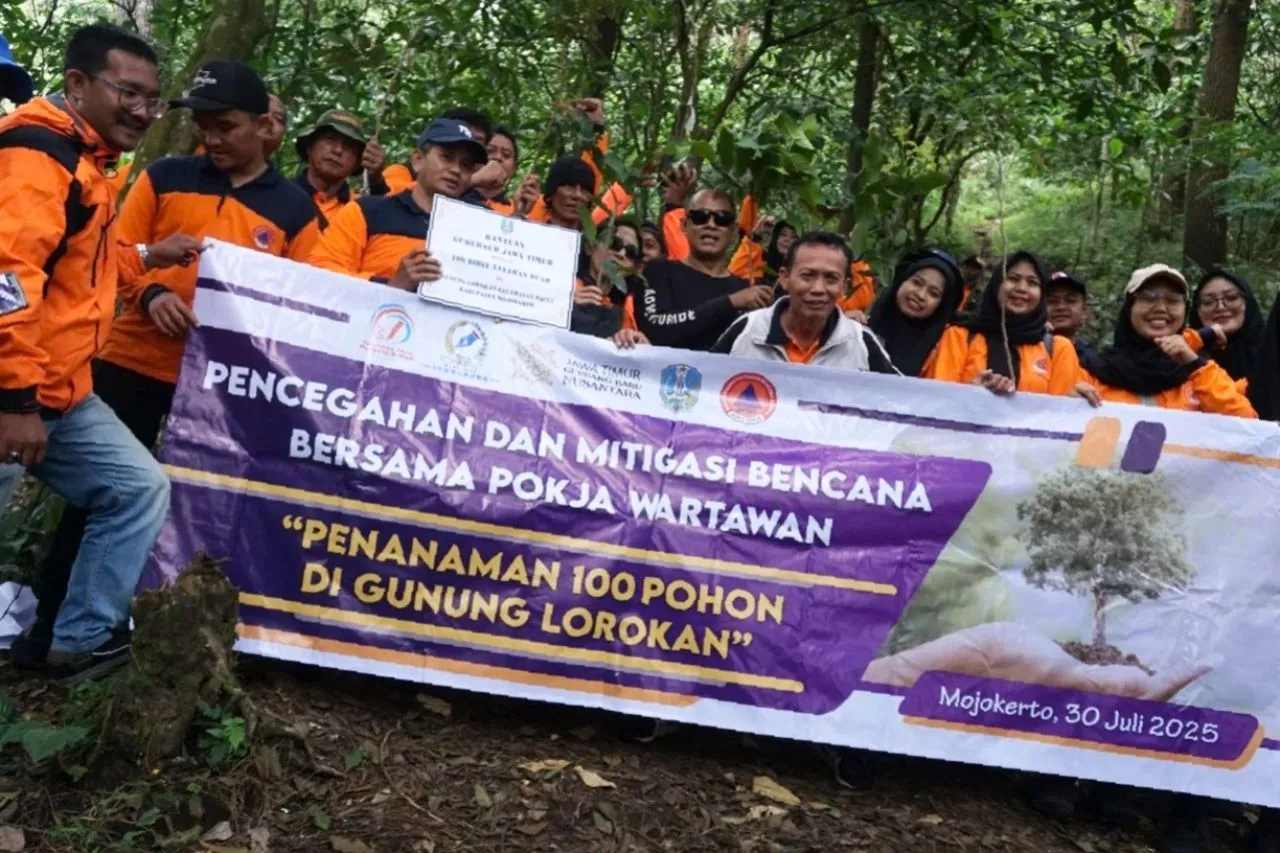 Jurnalis dan BPBD Jatim Tanam 100 Pohon Buah di Lereng Gunung Lorokan