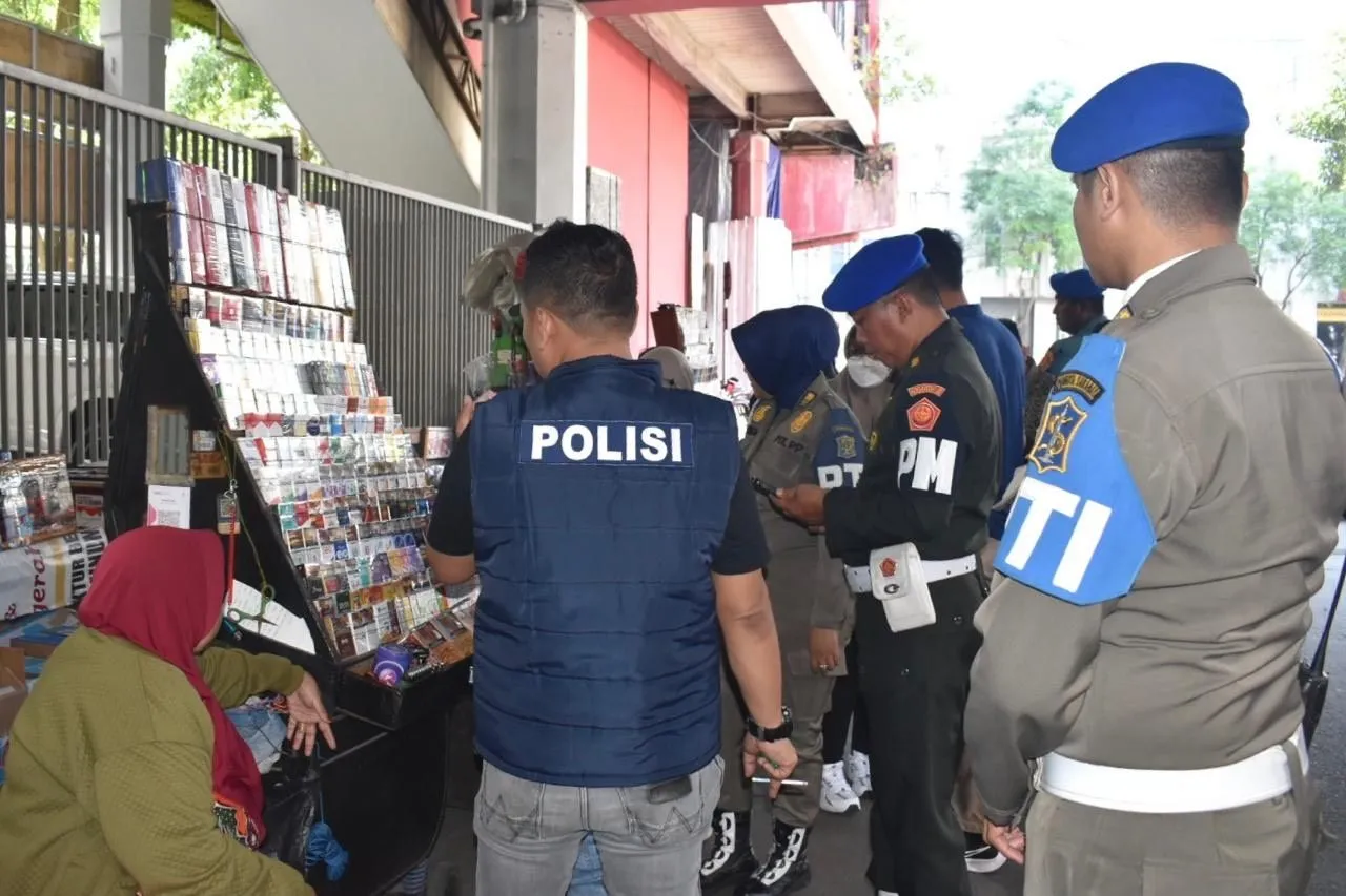 Satpol PP Surabaya dan Bea Cukai Sita 981 Bungkus Rokok Ilegal
