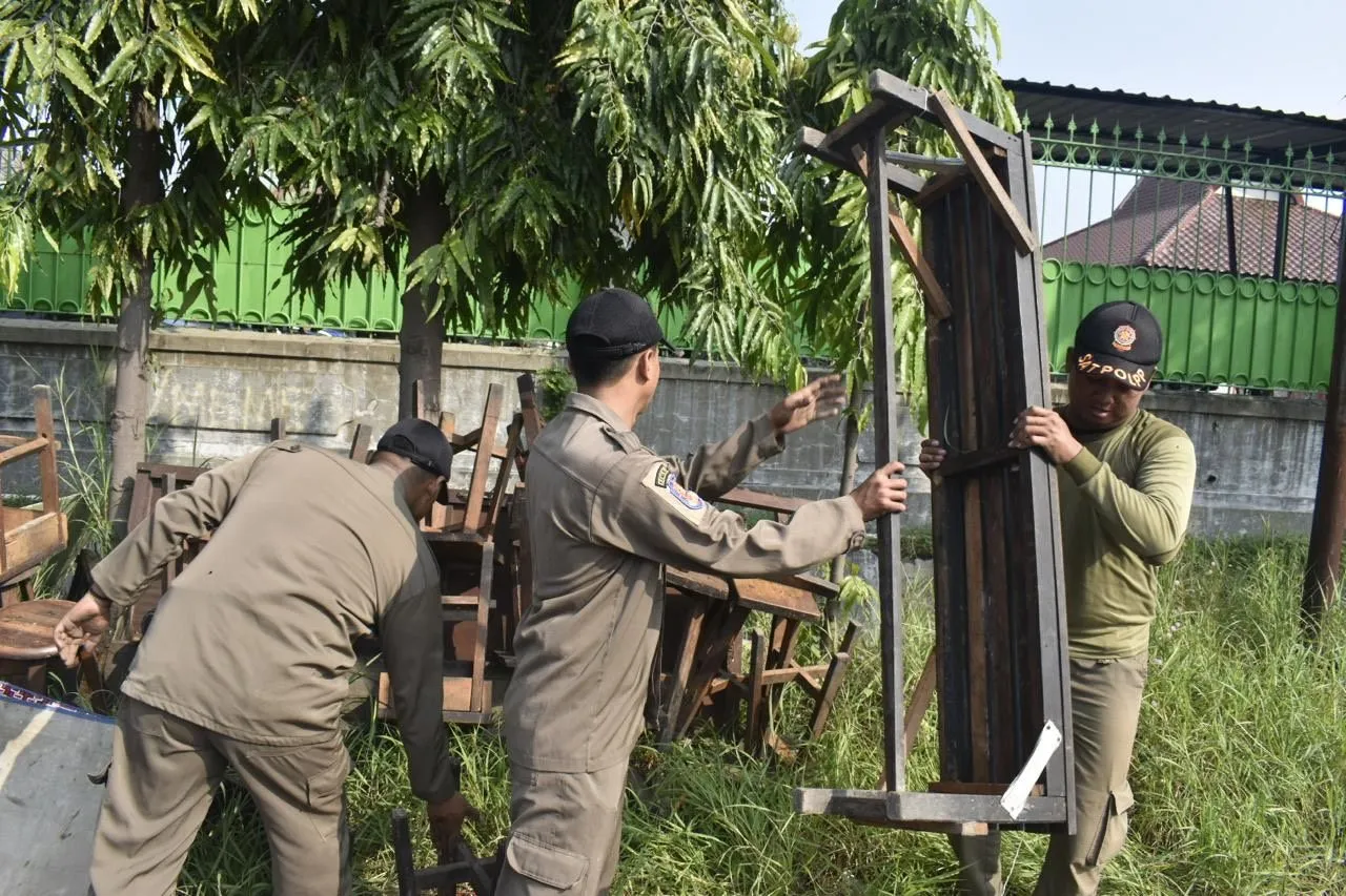 22 Bangli di Ketintang Permai di Ketintang Permai Dibongkar Satpol PP Surabaya 