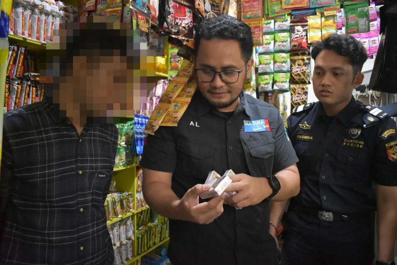 Puluhan Bungkus Rokok Ilegal di Surabaya Timur