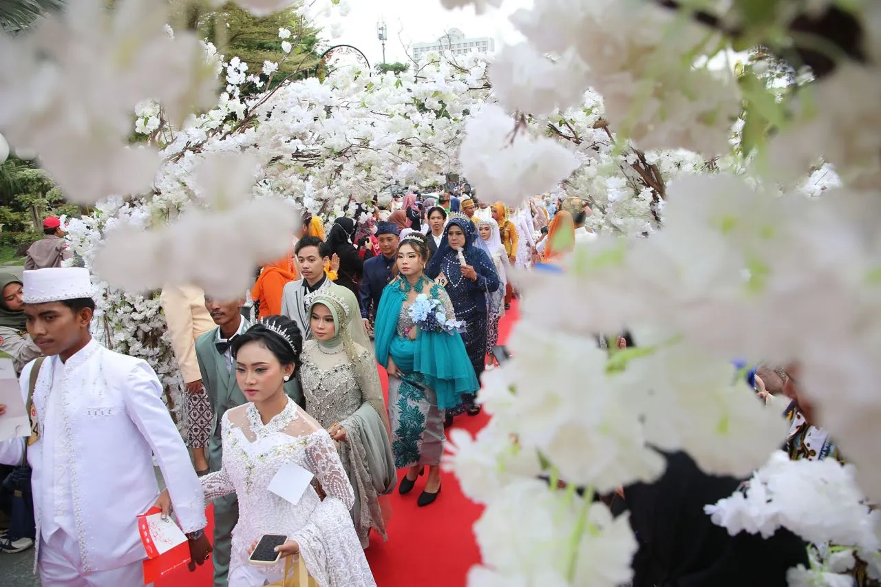 Isbat Nikah Massal Surabaya: Cinta Sepuh 65 Tahun dan Doa Pengantin Tunanetra