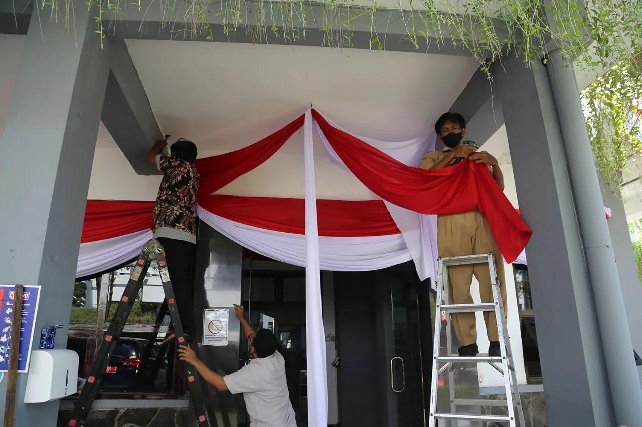 ASN Surabaya Bagikan Ribuan Bendera Merah Putih 