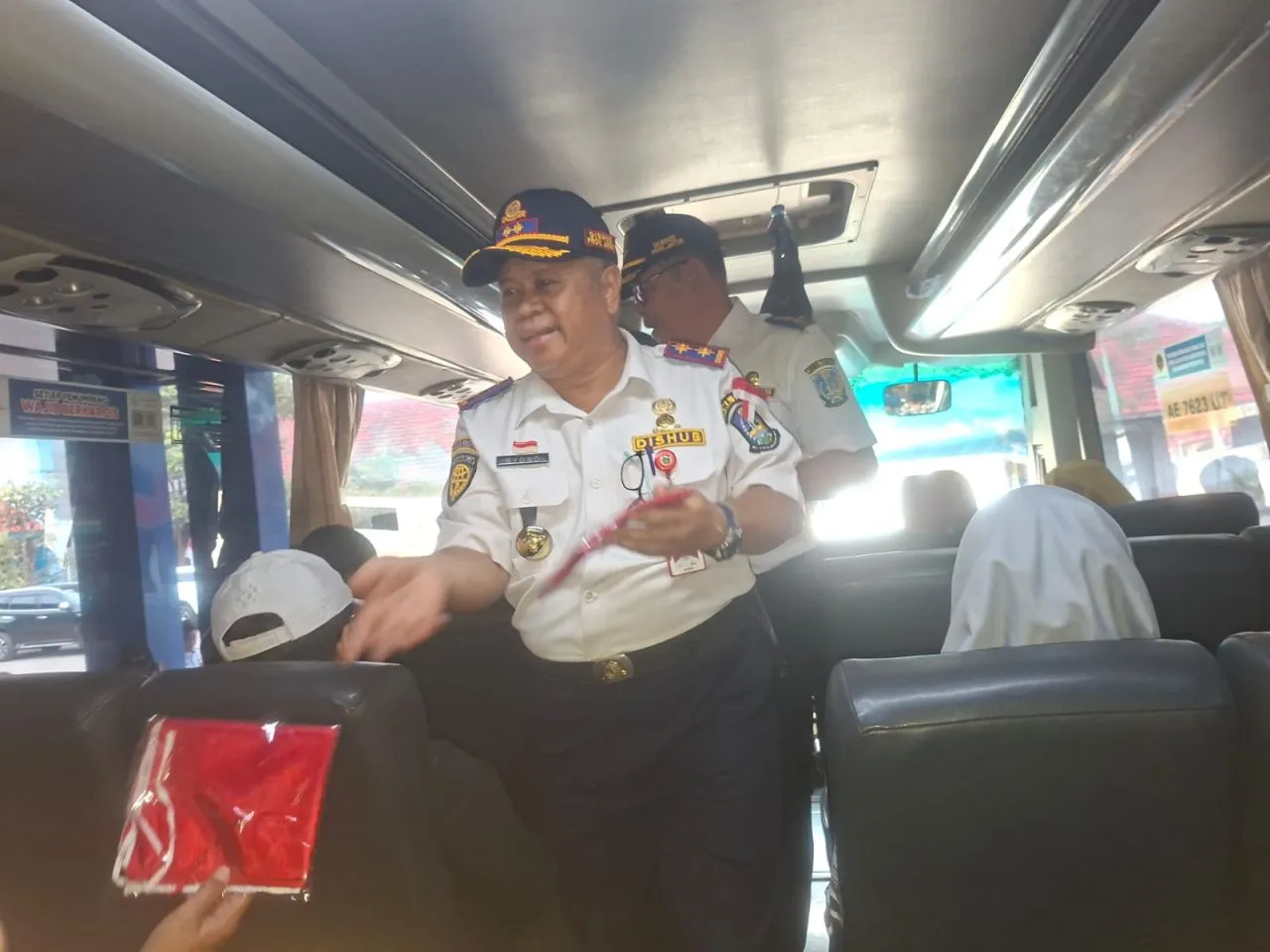 Kadishub Jatim Bagikan Bendera Merah Putih Gratis di Terminal Kertajaya Mojokerto