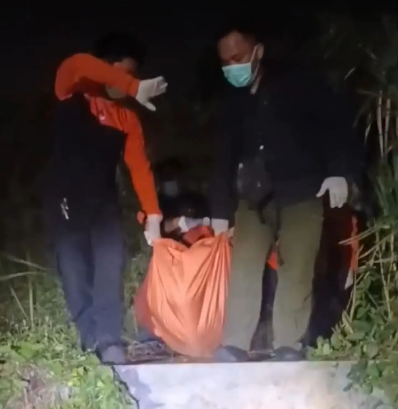 Wanita Misterius Telanjang Dada Ditemukan Tewas di Sawah Pakal Madya