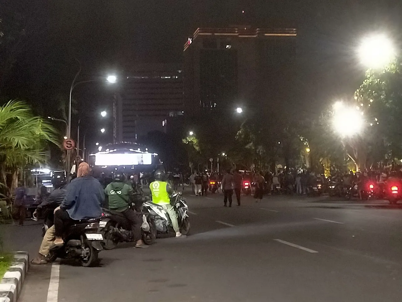 Massa Padati Grahadi, Jalan Gubernur Suryo Lumpuh