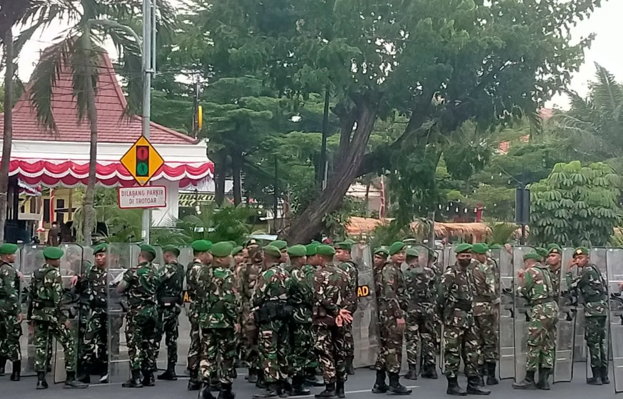 Grahadi Mencekam, 8 Truk TNI Dikerahkan Bantu Polisi Redam Massa